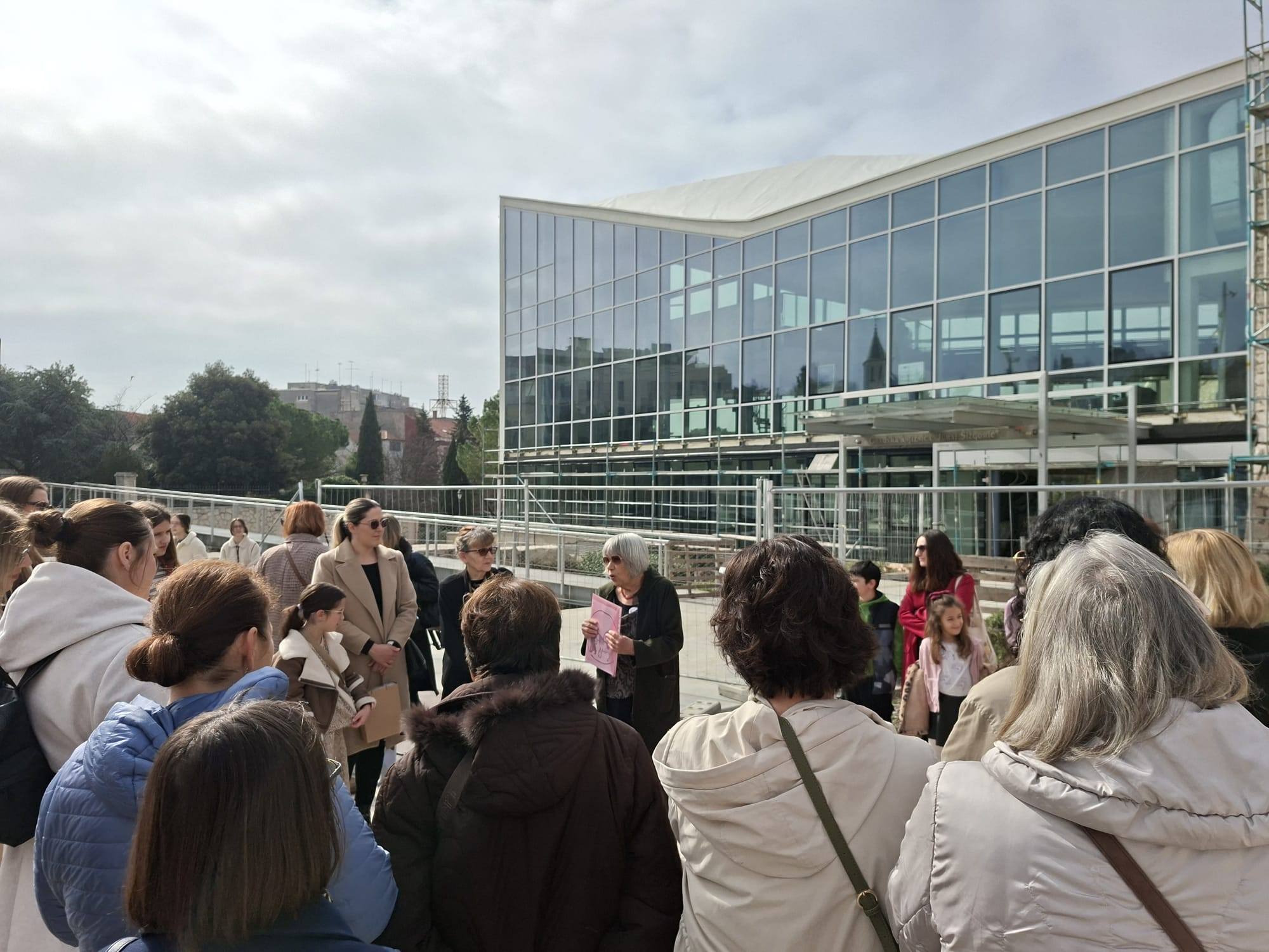 Tematska tura „Od vještice do svetice – Šibenke kroz povijest” okupila velik broj zainteresiranih građana